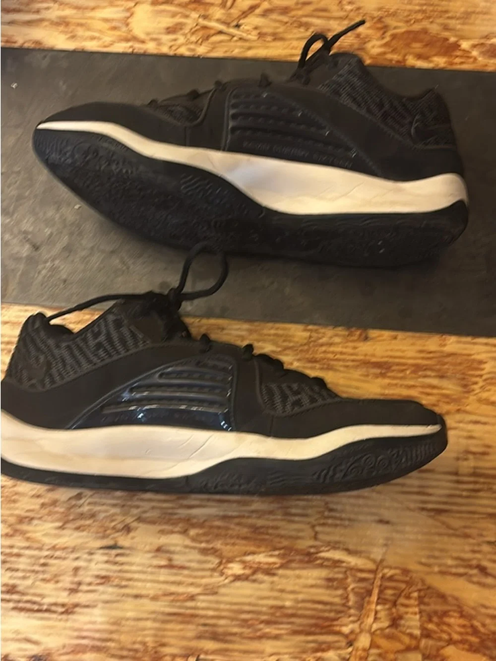 Nike Men's Black and White Low-Top Sneakers